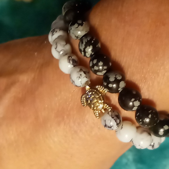 Expandable bracelet 1 natural black agate 1 white  glass beaded . - Picture 4 of 5